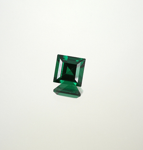 Изумруд гидротермальный, квадрат 8*8 мм, ступенчатая огранка