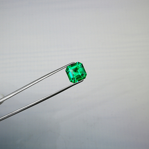 Изумруд колумбийский гидротермальный ашер 10*10 мм