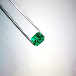 Изумруд колумбийский гидротермальный октагон 10*12 мм с включениями