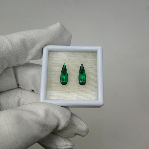 Изумруд гидротермальный, груша 15*5 мм