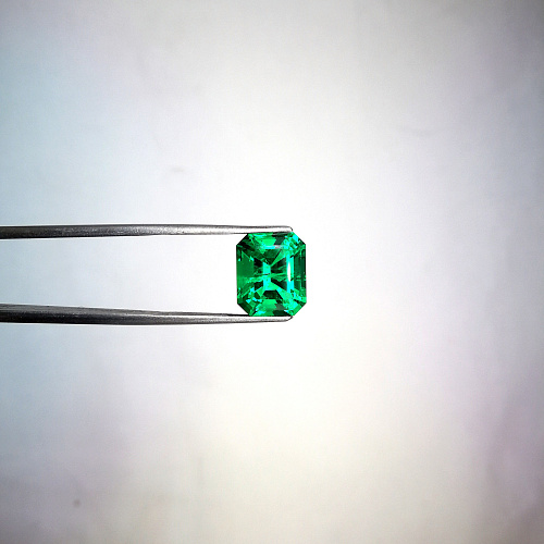 Изумруд колумбийский гидротермальный октагон 10*12 мм с включениями