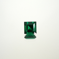 Изумруд гидротермальный, квадрат 8*8 мм, ступенчатая огранка