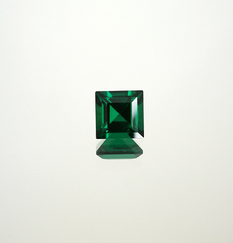 Изумруд гидротермальный, квадрат 8*8 мм, ступенчатая огранка