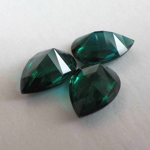 Изумруд гидротермальный, груша-кабошон 10*15 мм