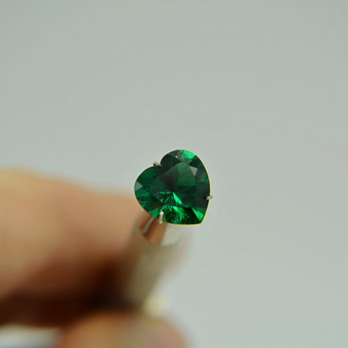 Изумруд гидротермальный, сердце 10*10 мм