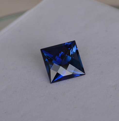 Сапфир выращенный, квадрат, 14*14 мм