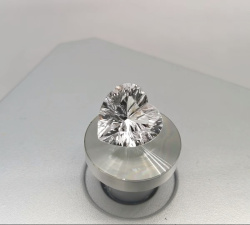 Топаз бесцветный, фантазийная огранка, сердце 12*12 мм