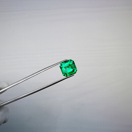 Изумруд колумбийский гидротермальный ашер 10*10 мм