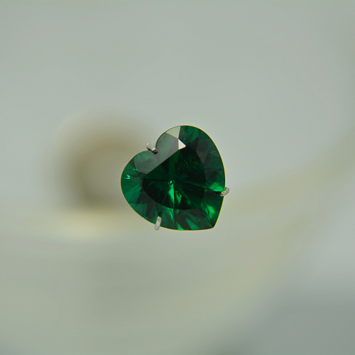 Изумруд гидротермальный, сердце 10*10 мм